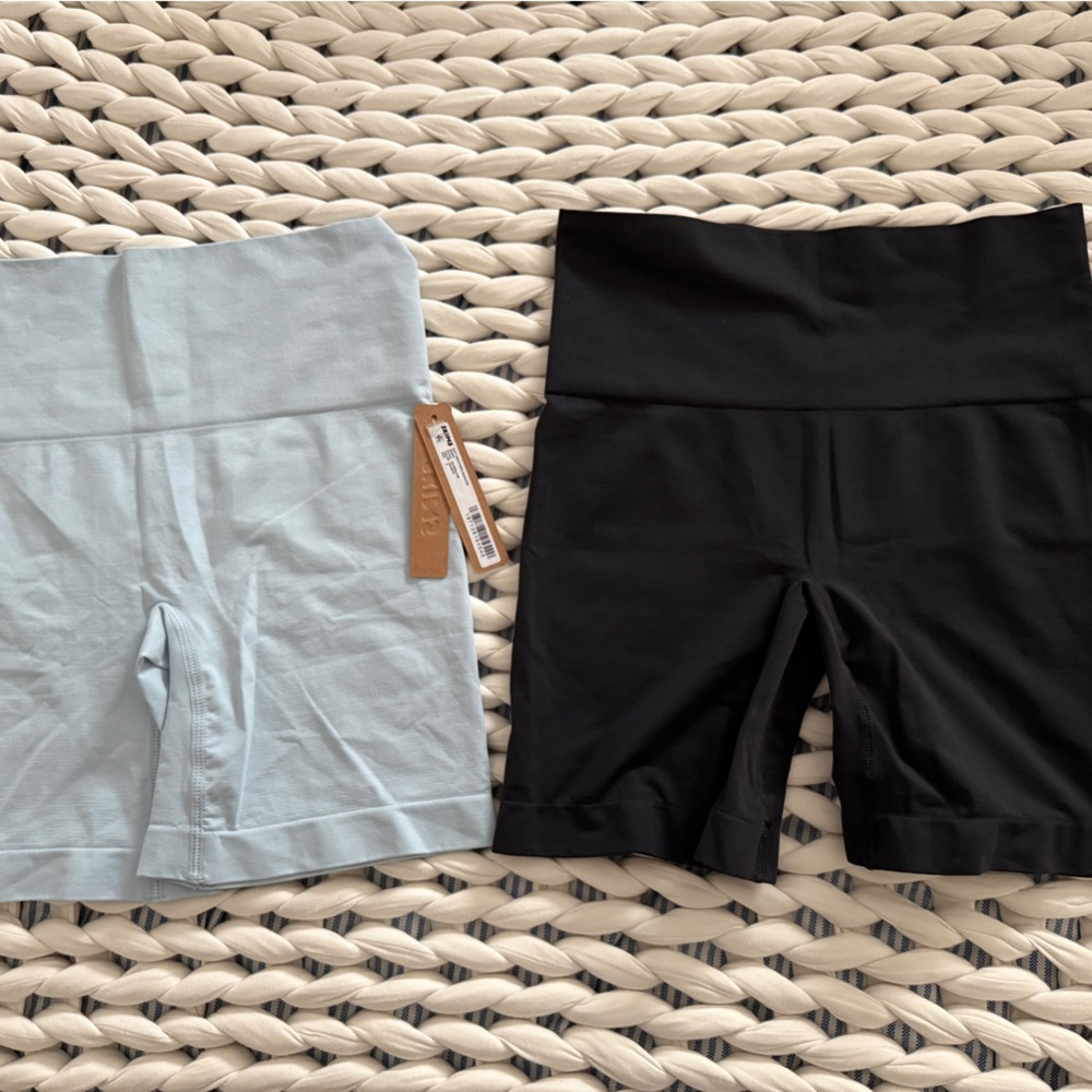 TWO SKIMS SOFT SMOOTHING SEAMLESS SHORTS SIZE SMALL